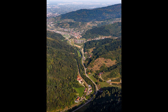 Vue aérienne de Paysage de vallée entouré de montagnes avec B38, Mühlgraben et Renchtalbahn à Lautenbach dans le département Bade-Wurtemberg, Allemagne