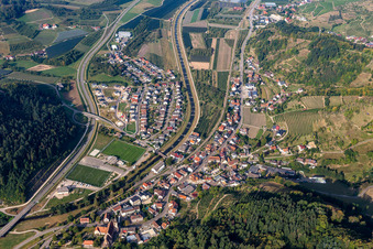 Vue aérienne de Le paysage de la vallée de la Rench entouré des montagnes de la Forêt-Noire à Lautenbach dans le département Bade-Wurtemberg, Allemagne
