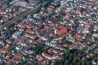 Vue aérienne de Vue de la ville depuis le centre-ville à le quartier Gaisbach in Oberkirch dans le département Bade-Wurtemberg, Allemagne