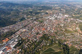 Vue aérienne de Zone urbaine avec périphérie et centre-ville à le quartier Gaisbach in Oberkirch dans le département Bade-Wurtemberg, Allemagne