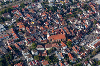 Vue aérienne de Église catholique Saint-Cyriaque dans le centre historique à le quartier Gaisbach in Oberkirch dans le département Bade-Wurtemberg, Allemagne