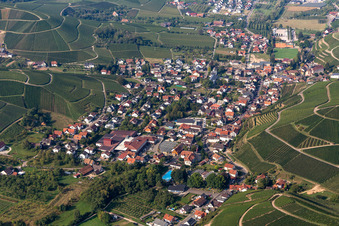 Vue aérienne de Paysage viticole du centre du village des zones viticoles à le quartier Hilsbach in Durbach dans le département Bade-Wurtemberg, Allemagne