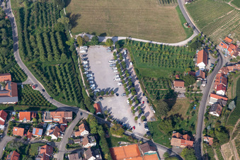 Vue aérienne de Caravanes et camping-cars sur l'aire de stationnement pour camping-cars Festplatz à le quartier Hilsbach in Durbach dans le département Bade-Wurtemberg, Allemagne