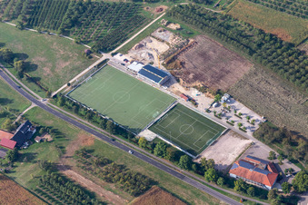 Vue aérienne de Salle à Durbach et terrains de sport à le quartier Ebersweier in Durbach dans le département Bade-Wurtemberg, Allemagne