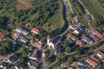Vue aérienne de Église de la Sainte-Croix à le quartier Ebersweier in Durbach dans le département Bade-Wurtemberg, Allemagne
