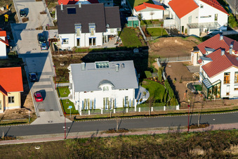 Nouvelle zone de développement An den Tongruben à Rheinzabern dans le département Rhénanie-Palatinat, Allemagne du point de vue du drone