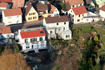 Rue de la gare à Jockgrim dans le département Rhénanie-Palatinat, Allemagne vue d'en haut