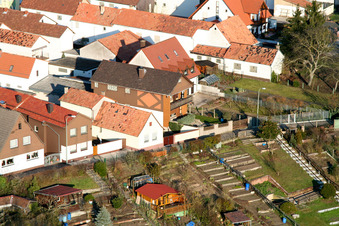 Vue d'oiseau de Rue de la gare à Jockgrim dans le département Rhénanie-Palatinat, Allemagne