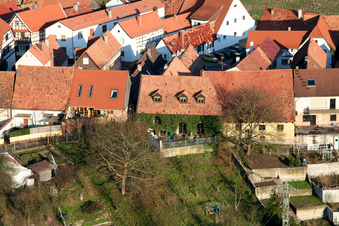 Rue de la gare à Jockgrim dans le département Rhénanie-Palatinat, Allemagne vue du ciel