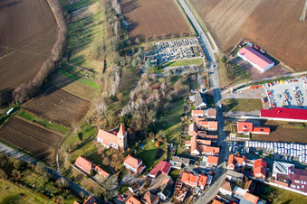 Vue aérienne de Église de Minfeld à Minfeld dans le département Rhénanie-Palatinat, Allemagne