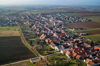 Vue aérienne de Rue principale vue de l'est à Freckenfeld dans le département Rhénanie-Palatinat, Allemagne