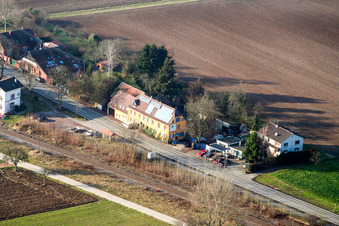 Vue aérienne de En face de la gare de Schaidt à Steinfeld dans le département Rhénanie-Palatinat, Allemagne