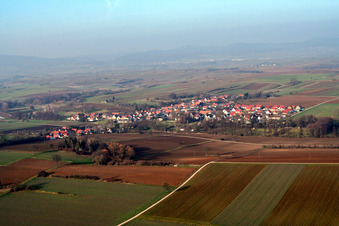 Vue aérienne de Ville du sud à Dierbach dans le département Rhénanie-Palatinat, Allemagne