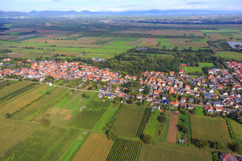 Vue aérienne de Vue du village depuis le sud à Winden dans le département Rhénanie-Palatinat, Allemagne