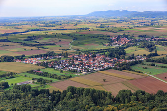 Vue aérienne de Vue du village depuis le nord-est à Barbelroth dans le département Rhénanie-Palatinat, Allemagne