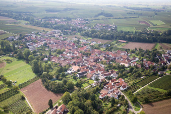 Quartier Heuchelheim in Heuchelheim-Klingen dans le département Rhénanie-Palatinat, Allemagne d'en haut