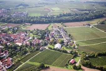 Vue aérienne de Sur la montagne à le quartier Heuchelheim in Heuchelheim-Klingen dans le département Rhénanie-Palatinat, Allemagne
