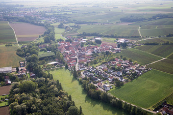 Vue aérienne de Klingbach à le quartier Klingen in Heuchelheim-Klingen dans le département Rhénanie-Palatinat, Allemagne