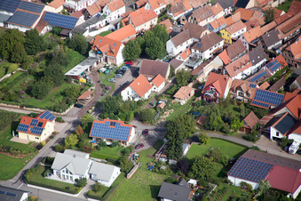 Vue aérienne de Village - Vue à le quartier Heuchelheim in Heuchelheim-Klingen dans le département Rhénanie-Palatinat, Allemagne
