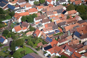 Vue aérienne de Village - Vue à le quartier Heuchelheim in Heuchelheim-Klingen dans le département Rhénanie-Palatinat, Allemagne