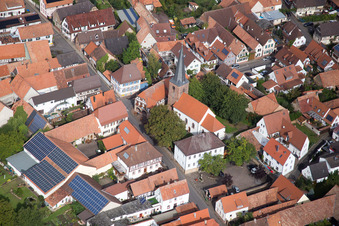 Vue aérienne de Église à le quartier Heuchelheim in Heuchelheim-Klingen dans le département Rhénanie-Palatinat, Allemagne
