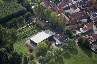 Vue aérienne de Rue de la gare à le quartier Klingen in Heuchelheim-Klingen dans le département Rhénanie-Palatinat, Allemagne