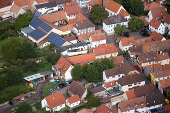 Quartier Heuchelheim in Heuchelheim-Klingen dans le département Rhénanie-Palatinat, Allemagne du point de vue du drone