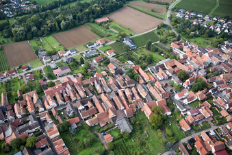 Vue d'oiseau de Quartier Heuchelheim in Heuchelheim-Klingen dans le département Rhénanie-Palatinat, Allemagne