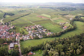 Quartier Klingen in Heuchelheim-Klingen dans le département Rhénanie-Palatinat, Allemagne du point de vue du drone