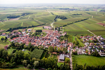 Vue aérienne de Vue sur le village à le quartier Klingen in Heuchelheim-Klingen dans le département Rhénanie-Palatinat, Allemagne