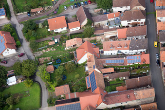 Village - Vue à le quartier Heuchelheim in Heuchelheim-Klingen dans le département Rhénanie-Palatinat, Allemagne hors des airs