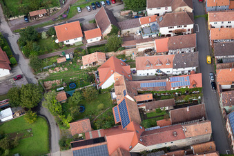 Quartier Heuchelheim in Heuchelheim-Klingen dans le département Rhénanie-Palatinat, Allemagne du point de vue du drone