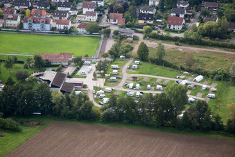Vue aérienne de Emplacement de camping pour caravanes et tentes et emplacement pour tentes à la piscine extérieure dans le quartier d'Ingenheim à Billigheim-Ingenheim à le quartier Klingen in Heuchelheim-Klingen dans le département Rhénanie-Palatinat, Allemagne