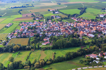 Vue aérienne de Klingbachtal à le quartier Ingenheim in Billigheim-Ingenheim dans le département Rhénanie-Palatinat, Allemagne