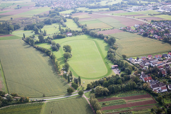 Vue aérienne de Piste de l'hippodrome - piste de trot à le quartier Billigheim in Billigheim-Ingenheim dans le département Rhénanie-Palatinat, Allemagne
