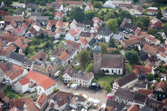 Vue aérienne de Bâtiment d'église au centre du village à le quartier Billigheim in Billigheim-Ingenheim dans le département Rhénanie-Palatinat, Allemagne