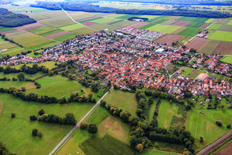 Vue aérienne de Vue d'ensemble de la ville depuis le nord-ouest à Steinweiler dans le département Rhénanie-Palatinat, Allemagne