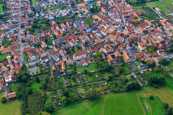 Vue aérienne de Église catholique du Nord à Steinweiler dans le département Rhénanie-Palatinat, Allemagne