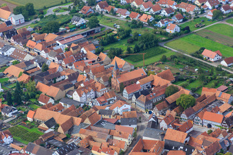 Vue aérienne de Protestation. Église du Nord à Steinweiler dans le département Rhénanie-Palatinat, Allemagne
