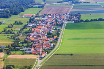 Vue aérienne de Vue du village depuis l'ouest à le quartier Minderslachen in Kandel dans le département Rhénanie-Palatinat, Allemagne