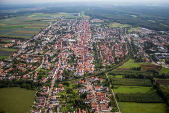 Vue aérienne de Vue des rues et des maisons dans les quartiers résidentiels à Kandel dans le département Rhénanie-Palatinat, Allemagne