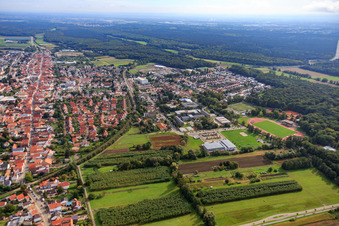 Vue aérienne de Bienwaldhalle, école polyvalente intégrée Kandel et stade Bienwald à Kandel dans le département Rhénanie-Palatinat, Allemagne