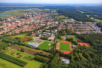 Vue oblique de Bienwaldhalle, école polyvalente intégrée Kandel et stade Bienwald à Kandel dans le département Rhénanie-Palatinat, Allemagne