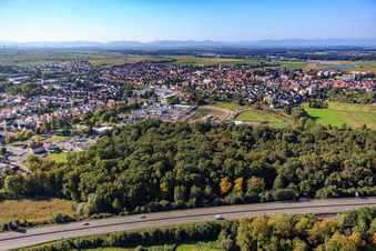 Vue aérienne de Bienwaldstadt depuis le sud-est au-delà de l'A65 à Kandel dans le département Rhénanie-Palatinat, Allemagne