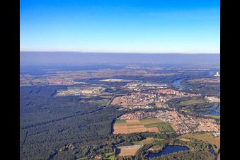 Vue aérienne de Vue d'ensemble de la ville depuis le sud à Germersheim dans le département Rhénanie-Palatinat, Allemagne