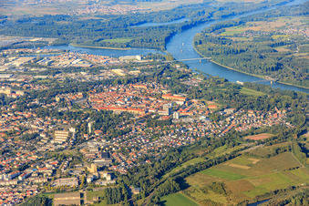 Vue aérienne de Vue d'ensemble du centre-ville depuis le sud à Germersheim dans le département Rhénanie-Palatinat, Allemagne