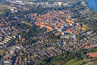 Vue aérienne de Vue d'ensemble du centre-ville depuis le sud à Germersheim dans le département Rhénanie-Palatinat, Allemagne
