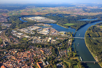 Vue aérienne de Vue d'ensemble du port du Rhin depuis le sud à Germersheim dans le département Rhénanie-Palatinat, Allemagne