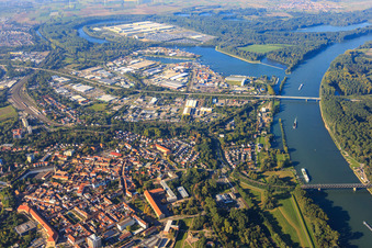 Vue aérienne de Vue d'ensemble du port du Rhin depuis le sud à Germersheim dans le département Rhénanie-Palatinat, Allemagne