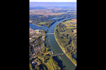 Vue aérienne de Ponts sur le Rhin pour le chemin de fer et la route fédérale 35 à Germersheim dans le département Rhénanie-Palatinat, Allemagne
